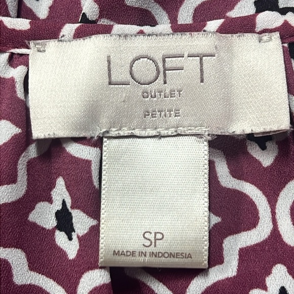 Ann Taylor Loft sleeveless featuring a geometric pattern. Size small petite - Picture 2 of 4